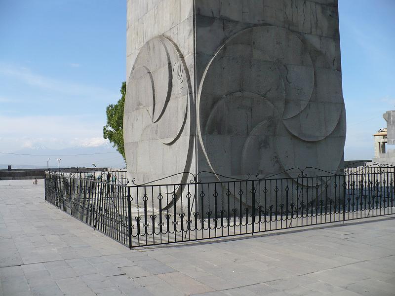 P1010287b.JPG - Zvatsika au pied du monument , symbole ancien d'éternité et de bonne fortune