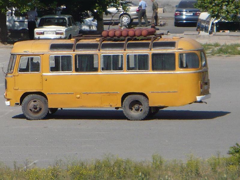 P1010306.JPG - A Erevan, un bus de modèle très courant, avec ses bombonnes de gaz sur le toit