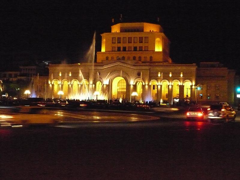 P1010319.JPG - Erevan "by night", place de la république...