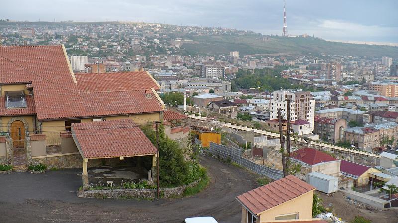 P1010377.JPG - Sur les terrasses d'Erevan (on voit le flanc des escaliers de "la grande cascade")