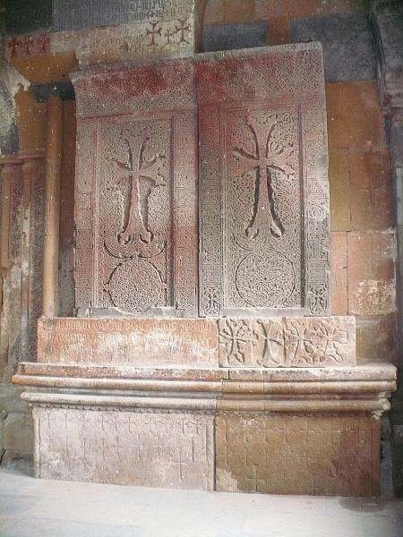 P1010343.JPG - khachkar ("pierre-croix") au monastère d' Hovhannavank