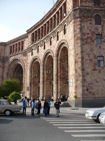 P10a0100.JPG - Erevan - Place de la RépubliqueNotre hotel est derrière cette arche.